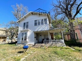 120 W 10th Ave in Hutchinson, KS - Building Photo