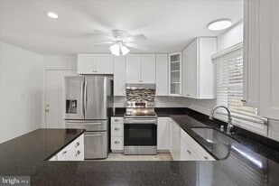 836 Utterback Store Rd in Great Falls, VA - Building Photo