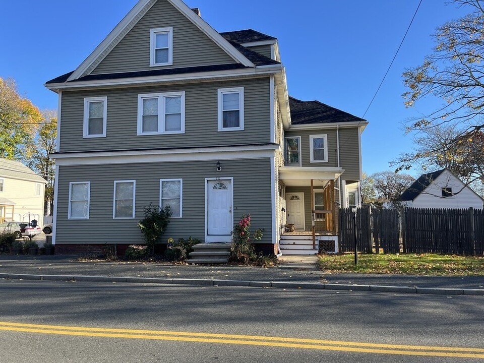 32 Pine St in Woburn, MA - Building Photo