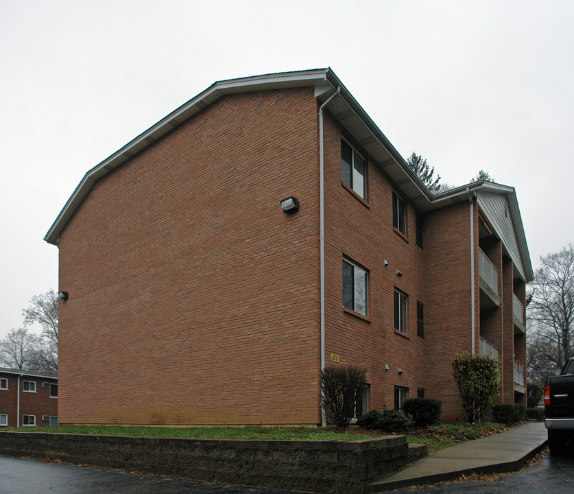 Maple Crest Apartments in Sayler Park, OH - Building Photo