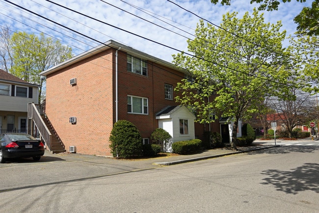 51-53 Cushing St in Waltham, MA - Foto de edificio - Building Photo