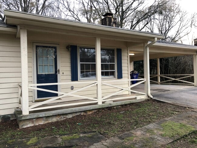 1015 Eastview Rd NE in Conyers, GA - Foto de edificio - Building Photo