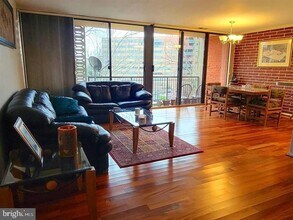 12 S Van Dorn St, Unit 401 in Alexandria, VA - Building Photo - Building Photo