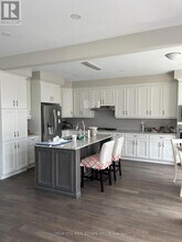 102 Burnhamthorpe Rd E in Oakville, ON - Building Photo - Building Photo