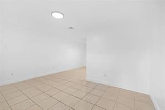 1017 NE 23rd Dr, Unit 1 in Wilton Manors, FL - Building Photo - Building Photo