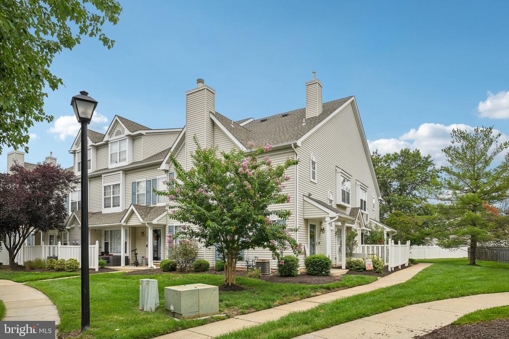 505 Oliphant Ln in Mount Laurel, NJ - Building Photo