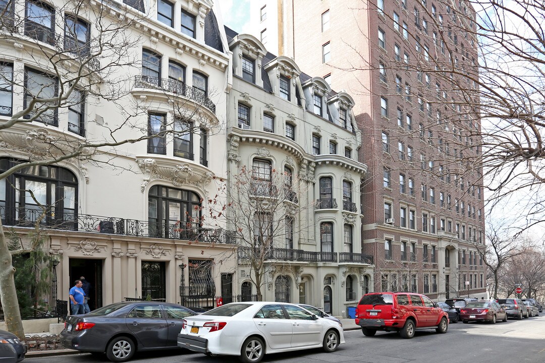 318 W 105th St in New York, NY - Building Photo