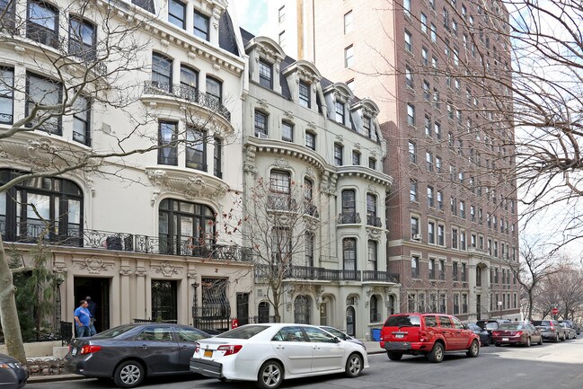 318 W 105th St