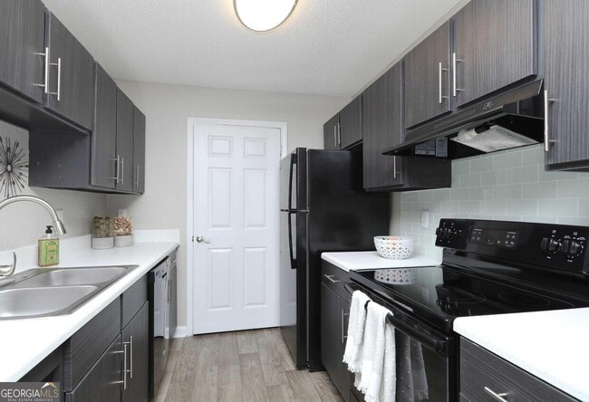 9200 Roberts Dr in Atlanta, GA - Building Photo - Building Photo