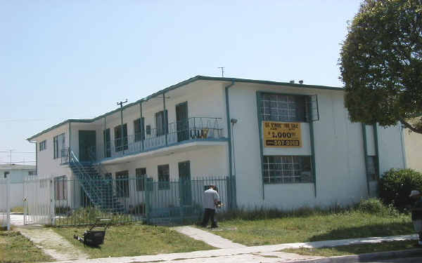 10238 Woodworth Ave in Inglewood, CA - Foto de edificio