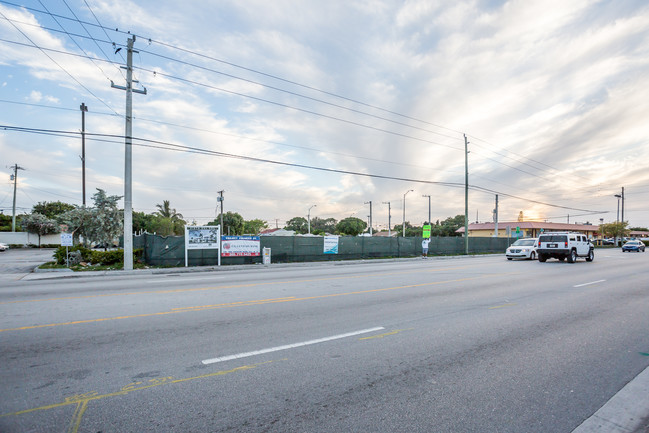 Vista Del Sol in Hialeah, FL - Foto de edificio - Building Photo