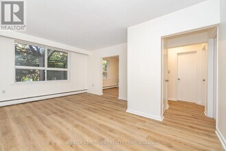 2144 Lilnan Ct in Burlington, ON - Building Photo - Building Photo