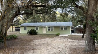 680 N Court St in Bronson, FL - Building Photo