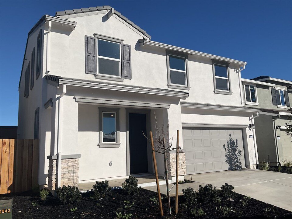 5221 Senesta Cir in Sacramento, CA - Building Photo