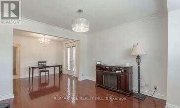 1 Fairbourne Crescent in Toronto, ON - Building Photo - Building Photo