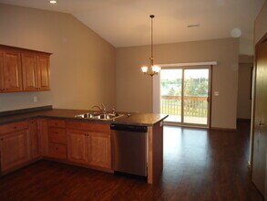1868 8th Street West, Unit Apt. A in Dickinson, ND - Foto de edificio - Building Photo