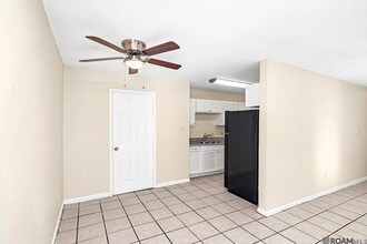 8113 Jefferson Park Dr in Baton Rouge, LA - Foto de edificio - Building Photo