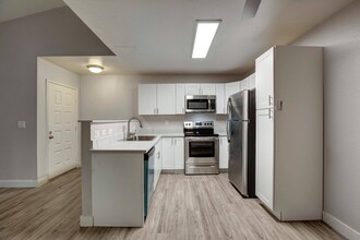 Reserve at Riverlake Apartments in Sacramento, CA - Building Photo - Building Photo