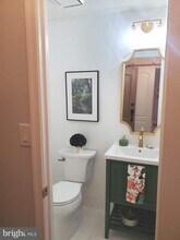 1211 S Eads St in Arlington, VA - Foto de edificio - Building Photo