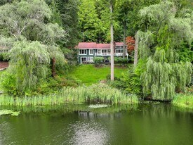 38 Bishop Park Rd in Pound Ridge, NY - Building Photo