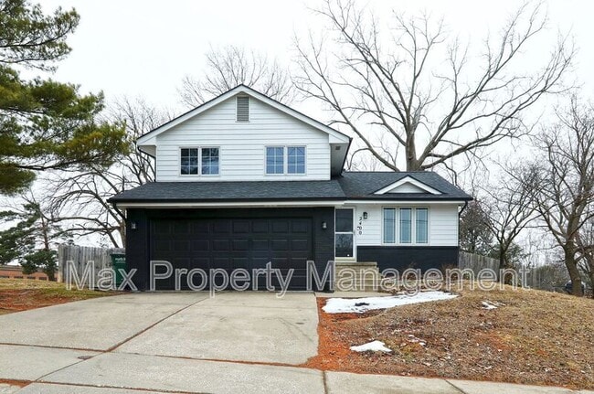 2400 Rocklyn Dr in Urbandale, IA - Building Photo - Building Photo