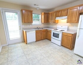 13 Pine Shadow Ct in Centerville, GA - Building Photo - Building Photo