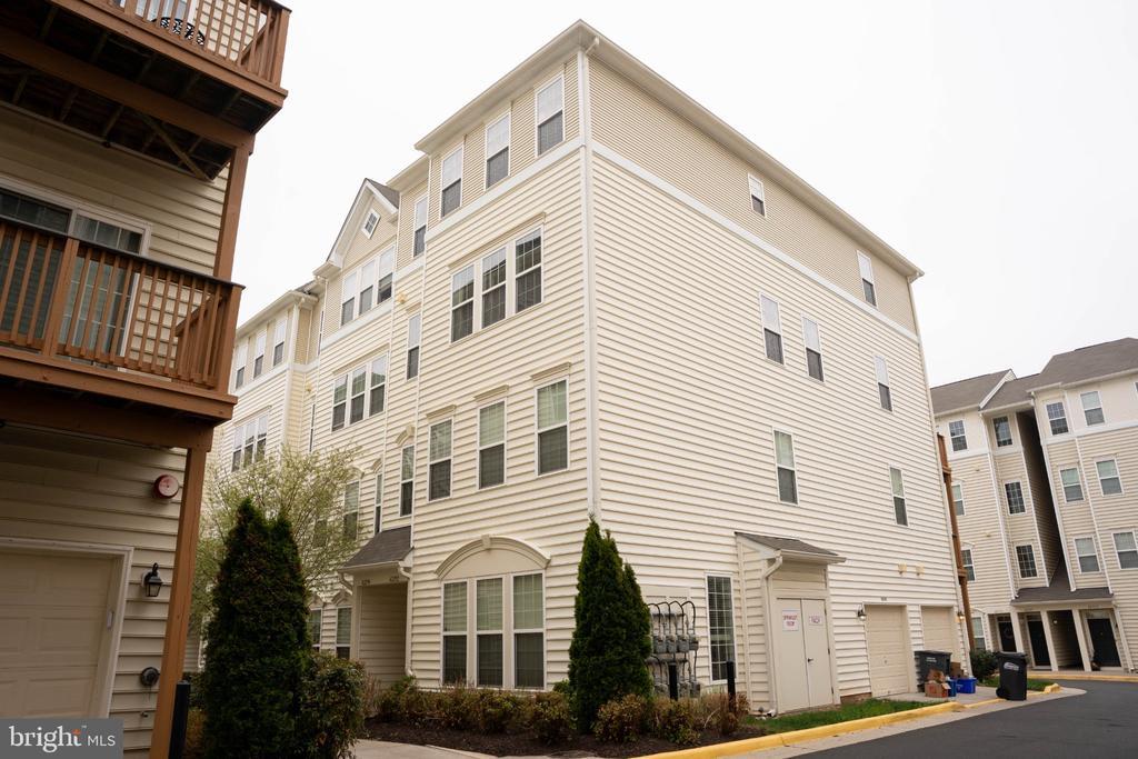 42294 San Juan Terrace in Aldie, VA - Building Photo