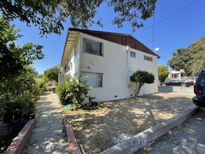 10039-10043 Haines Canyon Ave in Tujunga, CA - Building Photo - Building Photo