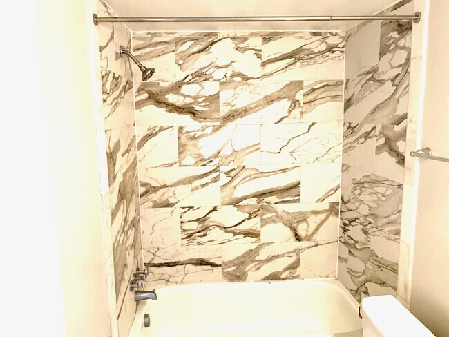 5250 Valley Forge Dr-Unit -612 in Alexandria, VA - Building Photo - Building Photo