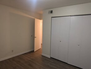 3220 Fordhaven Rd, Unit Apt 2 in Louisville, KY - Foto de edificio - Building Photo