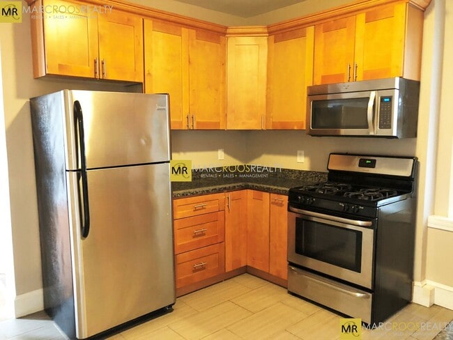 241 Maverick St, Unit 2 in Boston, MA - Building Photo - Building Photo