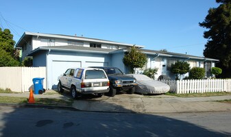 900-902 Larkspur Dr in Burlingame, CA - Building Photo