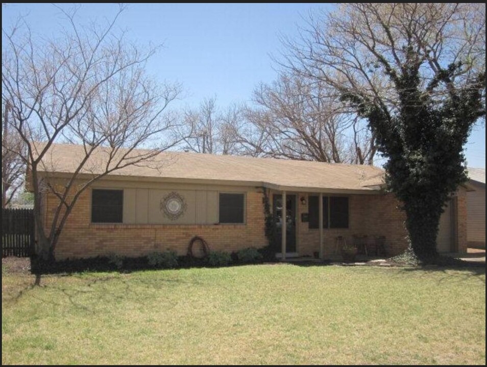 5221 41st St in Lubbock, TX - Building Photo