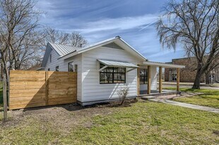 902 Hackberry St in Taylor, TX - Building Photo
