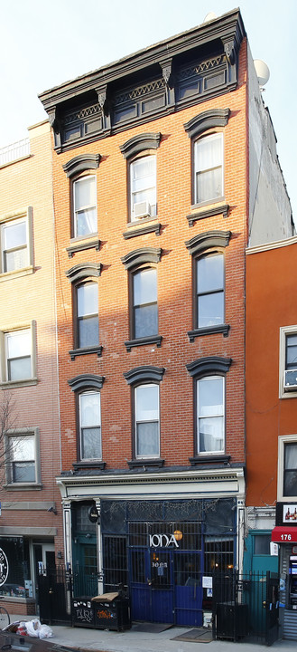 180 Grand St in Brooklyn, NY - Building Photo