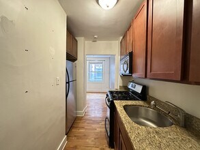 549 W Surf St, Unit J00W in Chicago, IL - Building Photo - Building Photo