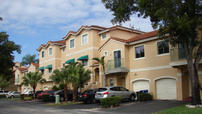 3211 NW 126th Ave in Sunrise, FL - Foto de edificio - Building Photo