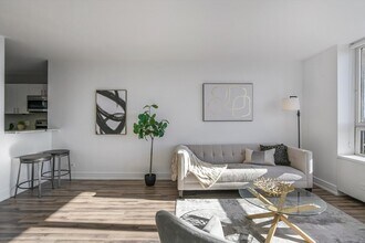 3930 N Pine Grove Ave, Unit 2308 in Chicago, IL - Foto de edificio - Building Photo