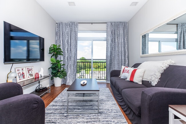 Vivio on Tenth in Indianapolis, IN - Foto de edificio - Building Photo