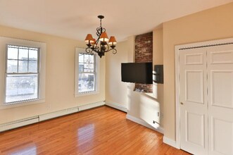 82 Bremen St, Unit 2 in Boston, MA - Foto de edificio - Building Photo