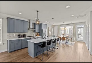 2115 Isom St in Charlotte, NC - Foto de edificio - Building Photo