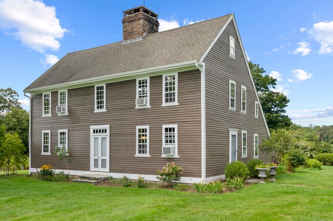 90 Duck Hole Rd in Guilford, CT - Foto de edificio - Building Photo