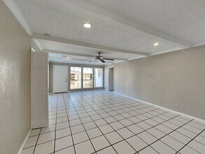 1906 Tucumcari Dr in Houston, TX - Foto de edificio - Building Photo