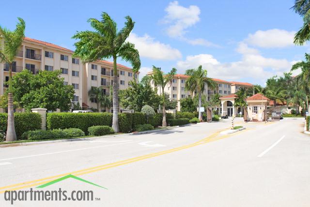 Laguna Pointe in Pompano Beach, FL - Building Photo - Building Photo