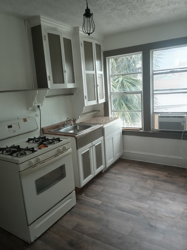 417 Earl St, Unit #4