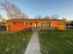 104 Stewart Dr in Smyrna, TN - Foto de edificio - Building Photo