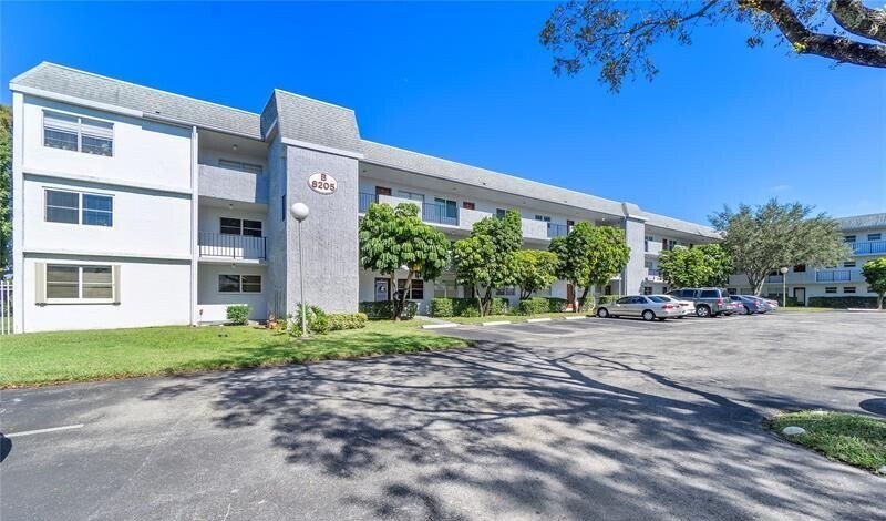 8205 NW 61st St, Unit B108 in Tamarac, FL - Building Photo
