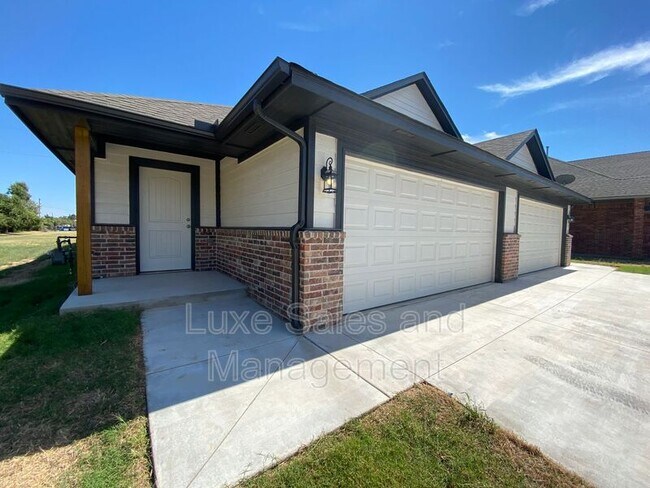 property at 5220 Oakwood Villa Ct