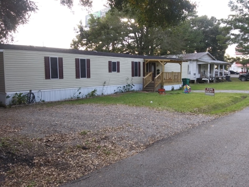 111 Regal Dr in Broussard, LA - Building Photo