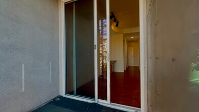 1121 40th St, Unit 1204 in Emeryville, CA - Foto de edificio - Building Photo